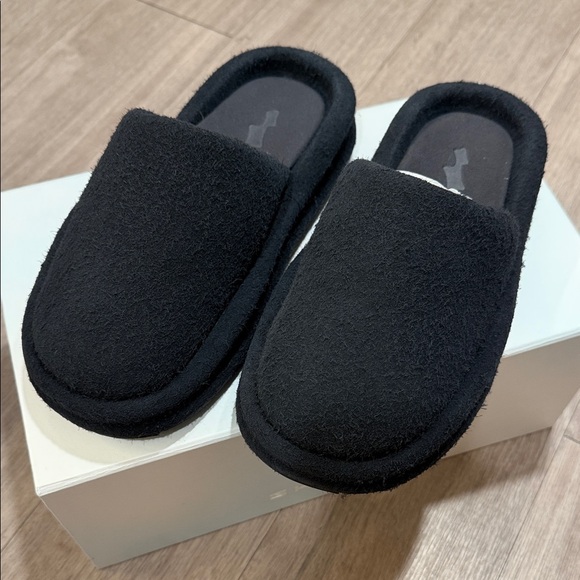 SKYLRK REST SLIPPER HAIRY SUEDE - JET / M 7 / W 8